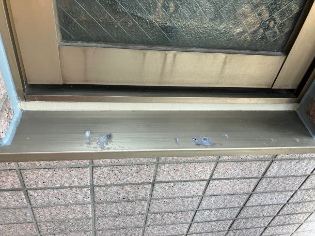 窓枠　アルミサッシ　穴