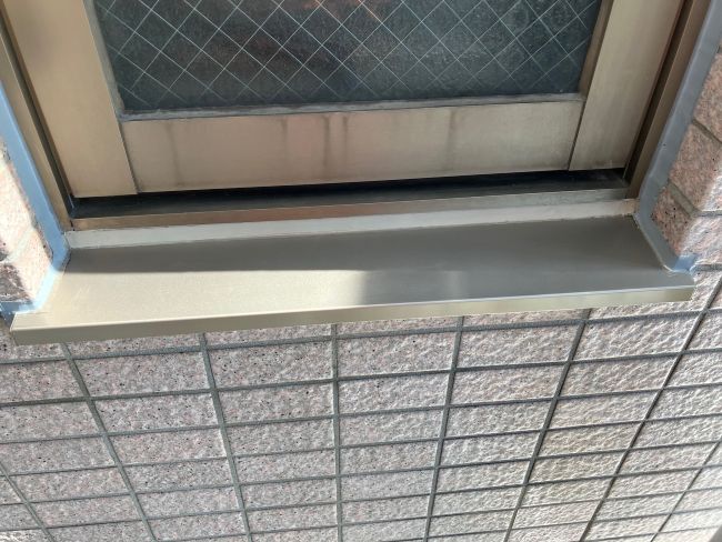 窓枠 アルミサッシ 穴